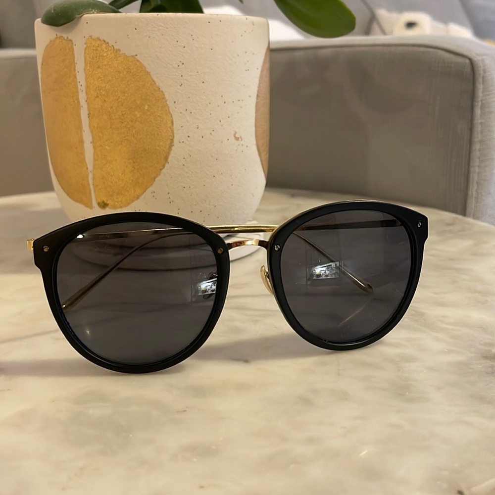Sunglasses/ no brand